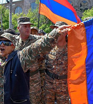 В Ереване десятки военных присоединились к протестующим. РИА Новости