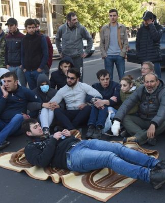 НАПРЯЖЕННАЯ СИТУАЦИЯ В РАЗНЫХ ЧАСТЯХ ЕРЕВАНА.СЕЙЧАС В ПРЯМОМ ЭФИРЕ.