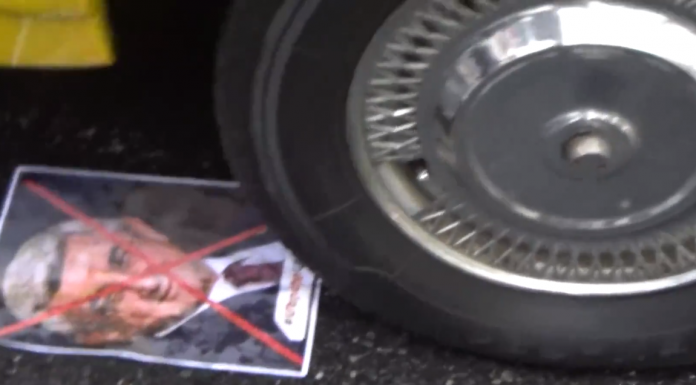 Ապրիլի 19 ին Երևանում պատերից հանում էին Սերժ Սարգսյանի նկարները (Տեսանյութ)