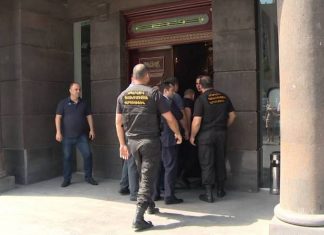 «ՋԼՋ Պրոյեկտ Քոմփանի»-ի բաժնետեր Նարեկ Սարգսյանի բնակության վայրից հայտնաբերվել են շուրջ 6 միլիոն 800 հազար դոլար գումարով ավանդի պայմանագրեր