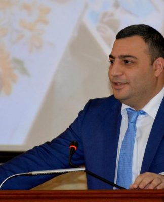 Սա հոգևոր քաղաք է, իրավիճակը մի՛ սրեք. Էջմիածնի քաղաքապետը՝ իր հրաժարականը պահանջողներին