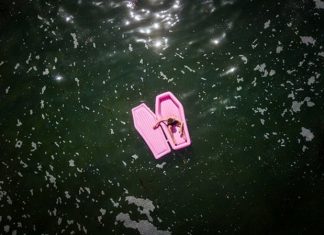 Дизайнерский матрас в виде гроба