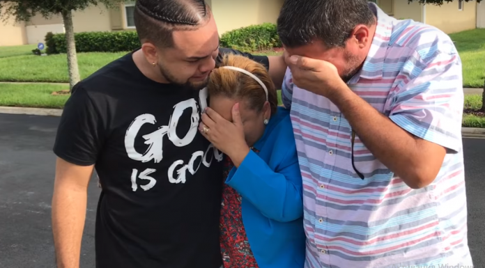 Տղան տարիներ շարունակ գումար էր հավաքել որպեսզի անակնկալ անի ծնողներին (Տեսանյութ)