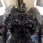 Огромная статуя ангела, созданная из ножей