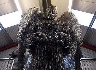 Огромная статуя ангела, созданная из ножей