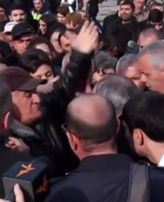 Միջադեպ Արտաշատում՝ Նիկոլ Փաշինյանի հետ հանդիպման ժամանակ (տեսանյութ)