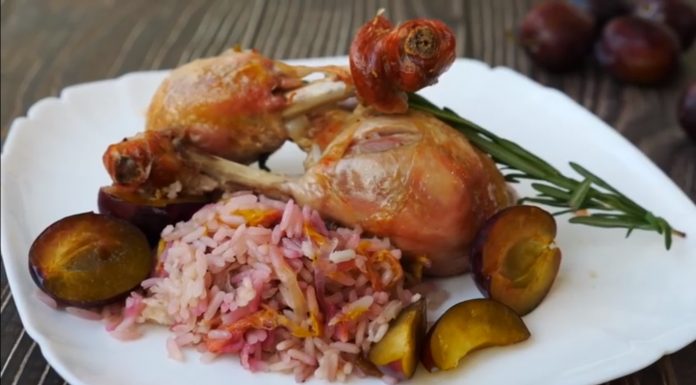 Курицу в пакете всегда очень сочная и нежная, можно готовить с черносливом тоже