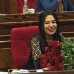 Ալեն Սիմոնյանը նիստերի դահլիճում վարդեր նվիրեց Նաիրա Զոհրաբյանին