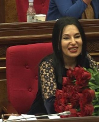 Ալեն Սիմոնյանը նիստերի դահլիճում վարդեր նվիրեց Նաիրա Զոհրաբյանին