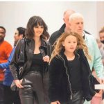 Селена Гомес в кожаном ансамбле и новой прической стоит в очереди со своей младшей сестрой