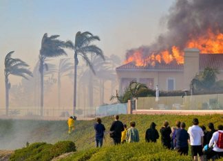 Coastal fire: California mansions burn as wildfires spread