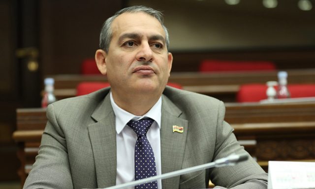 «ԳՇ պետին ազատել ենք կոմերցիոն գործունեություն իրականացնելուց՝ բանակում միակենտրոն վերահսկողությունն առհասարակ վատ բան չէ». Արմեն Խաչատրյան