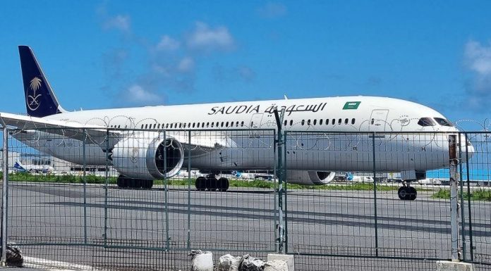 Sri Lanka: Fleeing president lands in Singapore